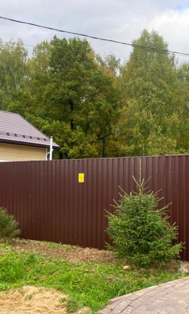 Забор из профнастила (RAL 8017) для частного дома